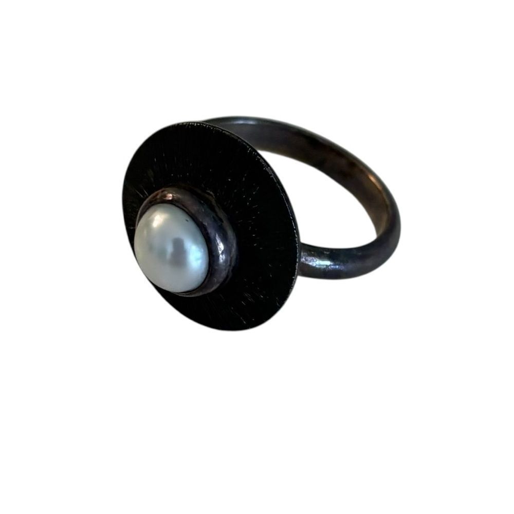 Artisan Designed & Created Oxidized Sterling Silver & Freshwater Pearl Ring. - Picture 6 of 8